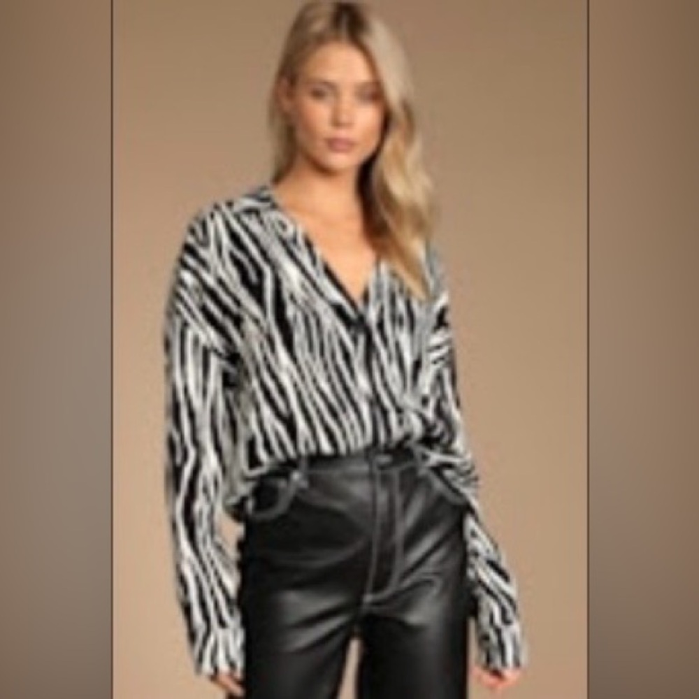 Lulu's Go Wildly Black and White Zebra Print Long Sleeve
Button-Up Top